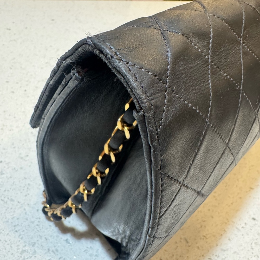 🛑 SOLD 🛑 Chanel Vintage Black Quilted Flap Shoulder Bag – Gold Chain Strap - Picture 5 of 17